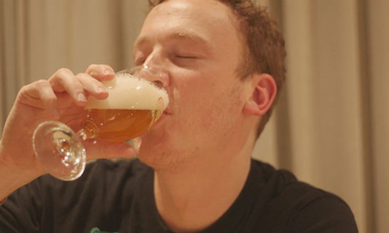 Fons drinkt bier